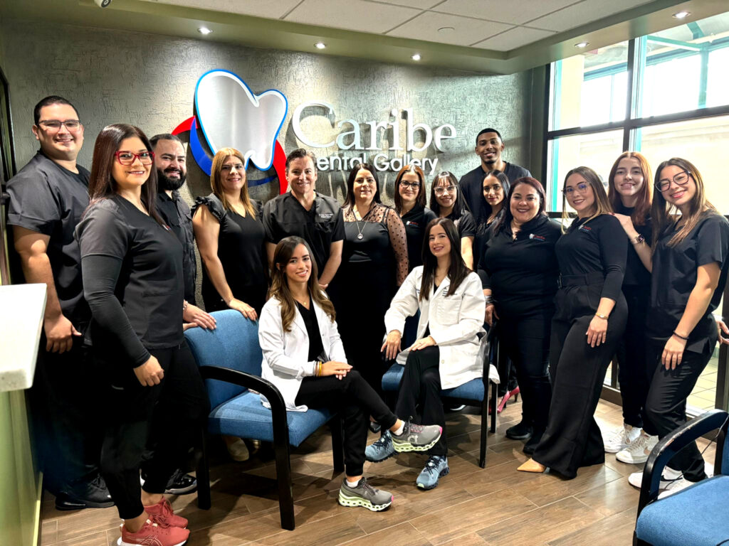 Equipo profesional de dentistas y especialistas en salud dental de Caribe Dental Gallery en Vega Alta, Puerto Rico.