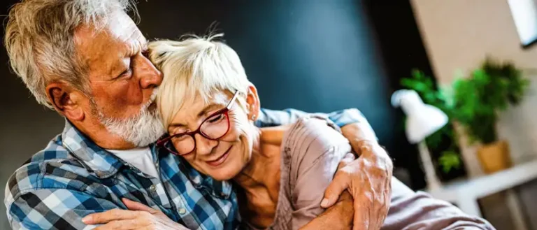 Pareja de ancianos saludables abrazándose, mostrando bienestar general