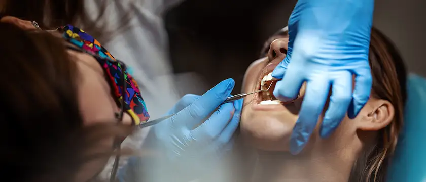 Procedimiento de curetaje dental realizado por especialista en periodoncia