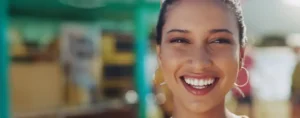 Mujer sonriendo con encías saludables como símbolo de prevención de la periodontitis